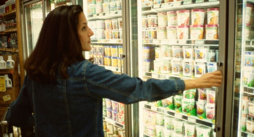 consumidora escolhendo comida no mercado - brindes para comida congelada
